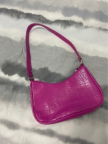 Pembe çanta