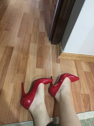 Kırmızı stiletto