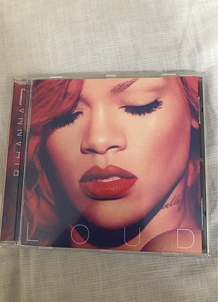 diğer Beden Rihanna LOUD
