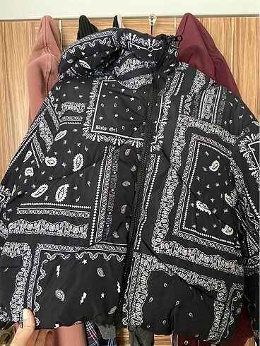 Bershka desenli siyah mont