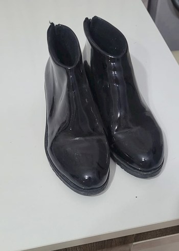 Siyah Parlak Kauçuk Topuklu Kadın Bot - Görsel 2