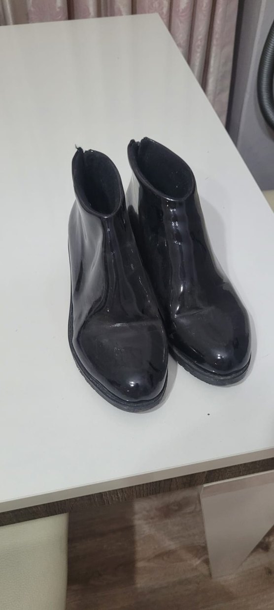 Siyah Parlak Kauçuk Topuklu Kadın Bot - Görsel 2
