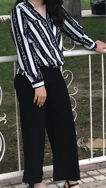 Siyah beyaz çizgili gömlek