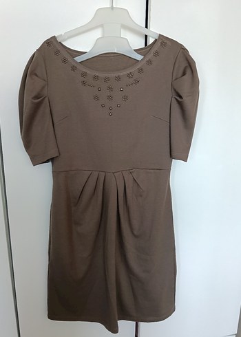 Önü Taşlı Bej Midi Elbise - Görsel 2