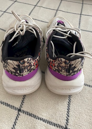Adidas Beyaz Pastel Renkli Zebra Desenli Bağcıklı Spor Ayakkabı