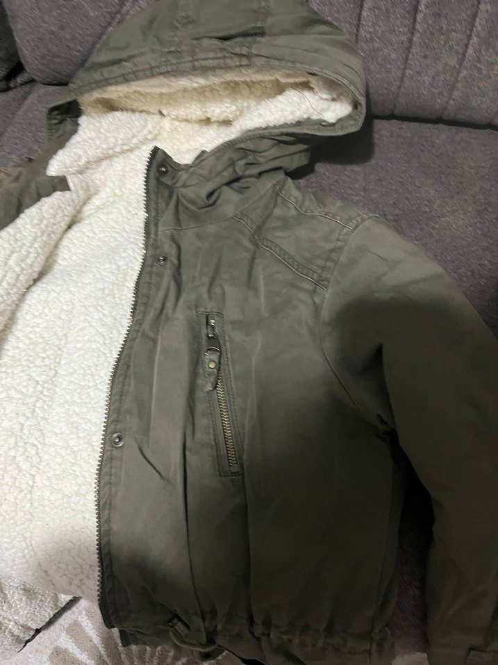 Yeşil Kapüşonlu Kadın Mont - Görsel 2