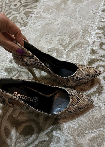 Kahverengi Deri Yılan Desenli Topuklu Ayakkabı - Görsel 6