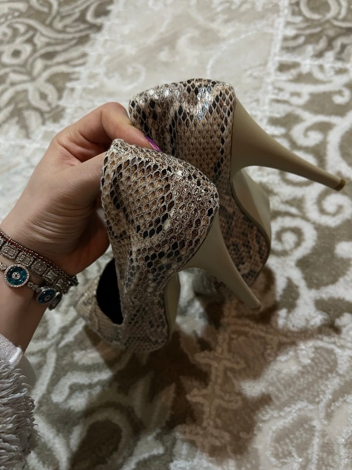 Kahverengi Deri Yılan Desenli Topuklu Ayakkabı - Görsel 2