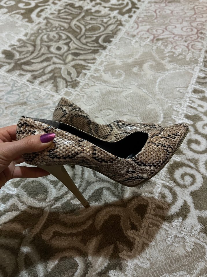 Kahverengi Deri Yılan Desenli Topuklu Ayakkabı - Görsel 5