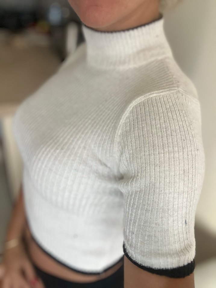 Beyaz Kısa Kollu Boğazlı Triko - Görsel 4