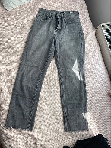 Defacto straight jean