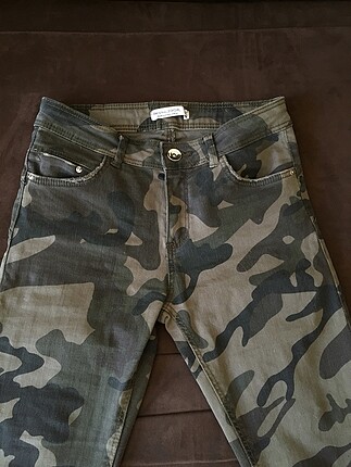 Bershka kamuflaj desen pantolon