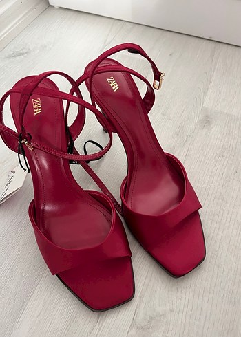 zara saten fuşya renk topuklu ayakkabı