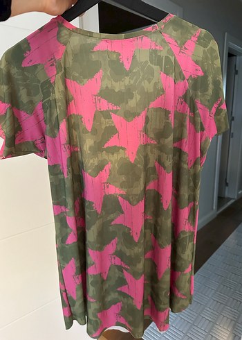 Pembe Bağlama Desenli V Yaka Tişörtü - Görsel 4