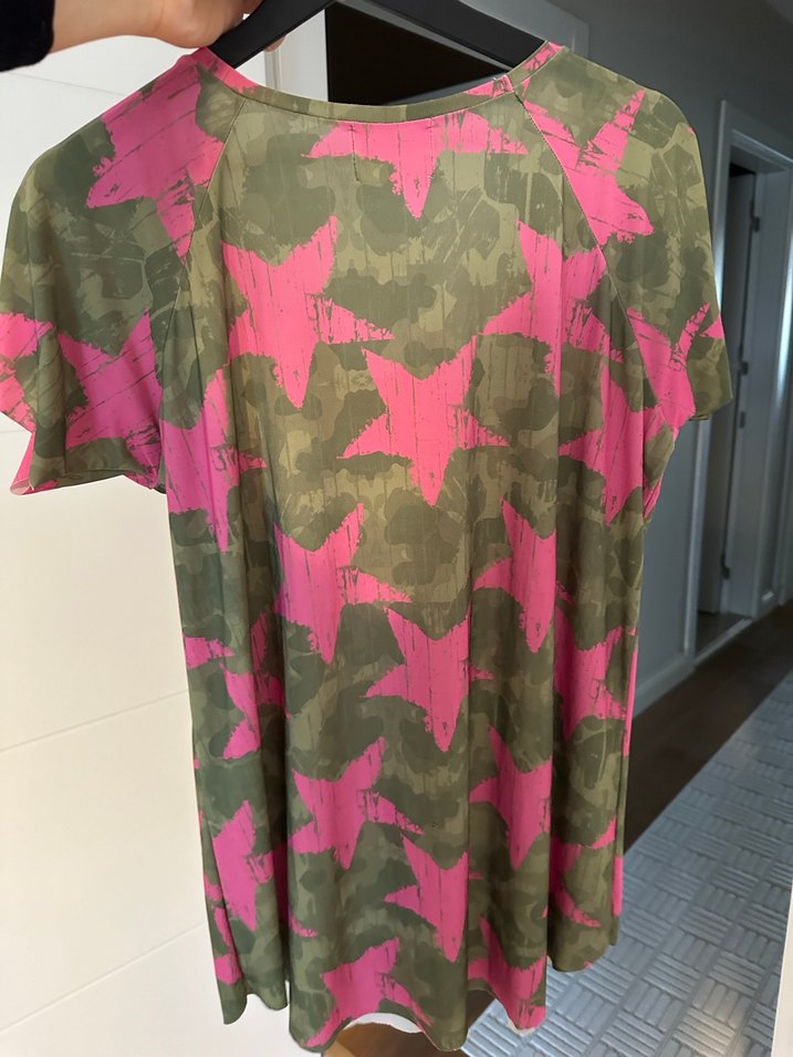 Pembe Bağlama Desenli V Yaka Tişörtü - Görsel 4