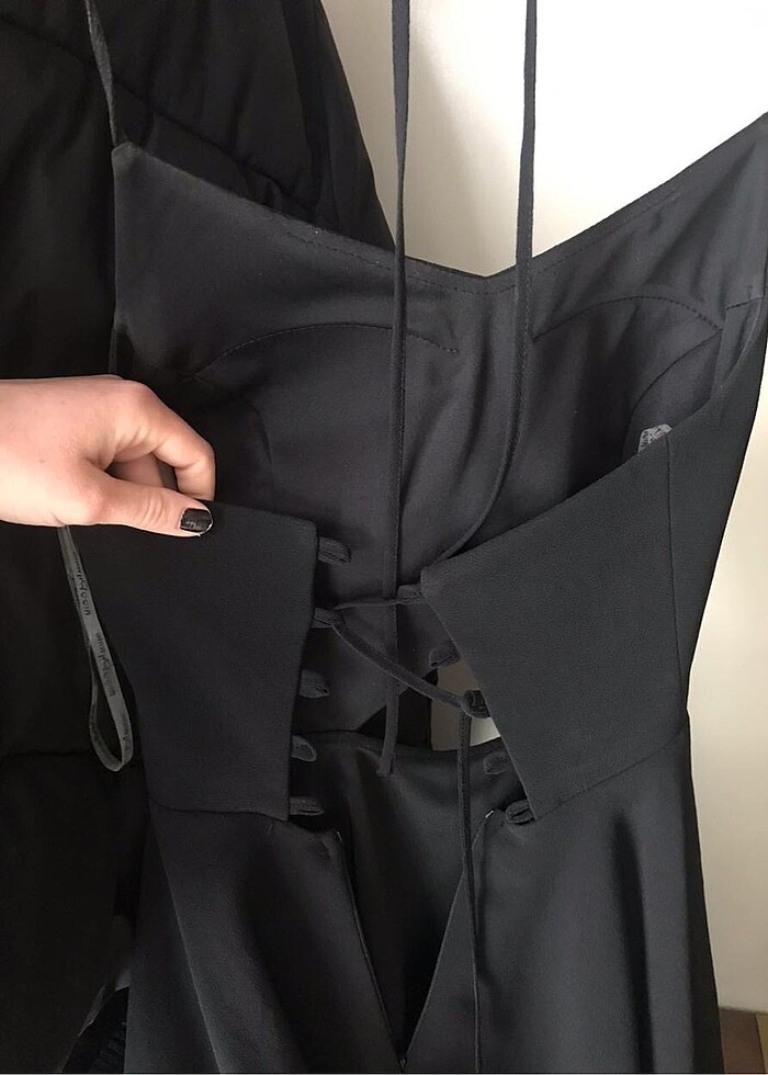 Sırt dekolteli elbise - Görsel 2