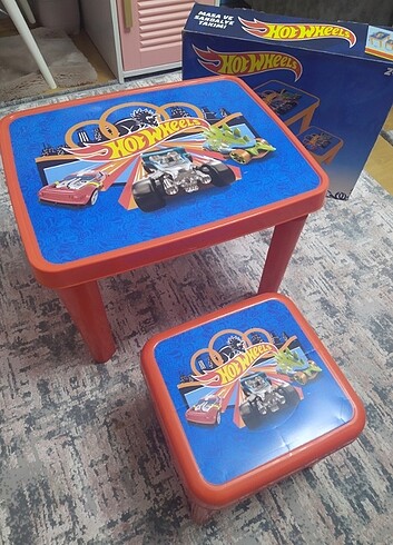 Hot wheels masa sandalye 
