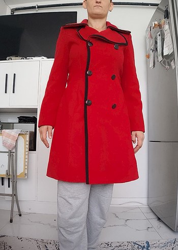 Siyah Şeritli Kırmızı Kadın Kaban - Görsel 4