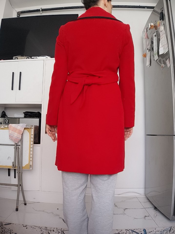 Siyah Şeritli Kırmızı Kadın Kaban - Görsel 3