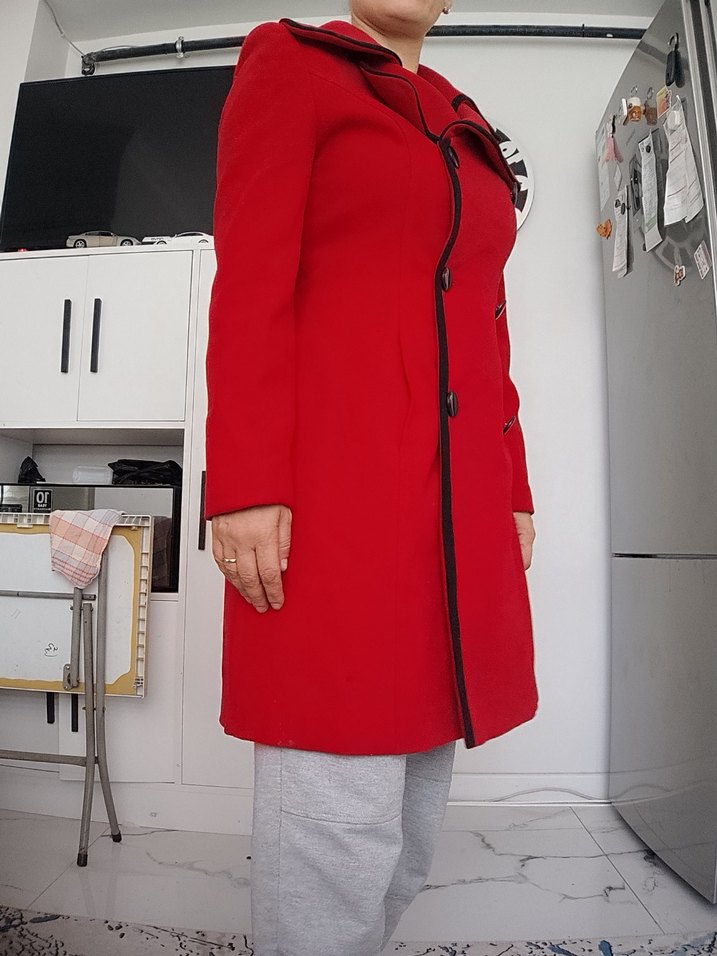 Siyah Şeritli Kırmızı Kadın Kaban - Görsel 2