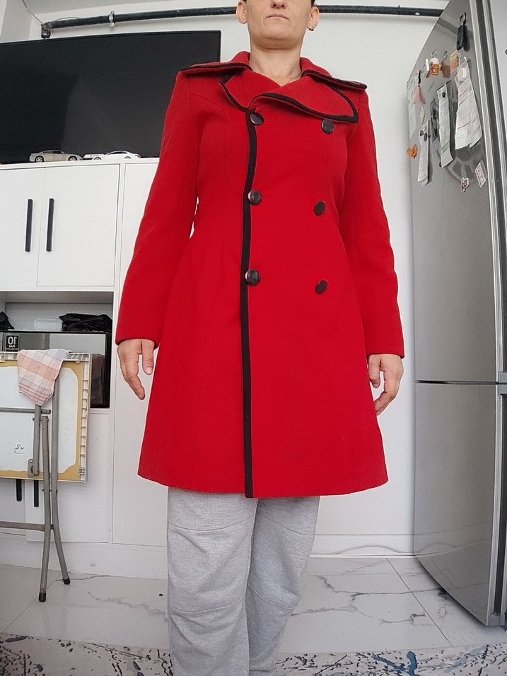 Siyah Şeritli Kırmızı Kadın Kaban - Görsel 4