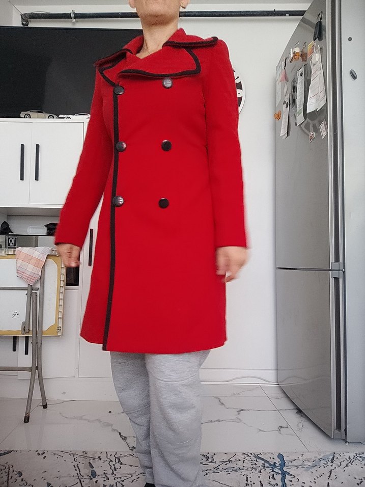 Siyah Şeritli Kırmızı Kadın Kaban - Görsel 5