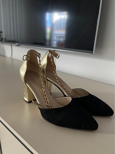 Bilekten zincirli siyah stiletto