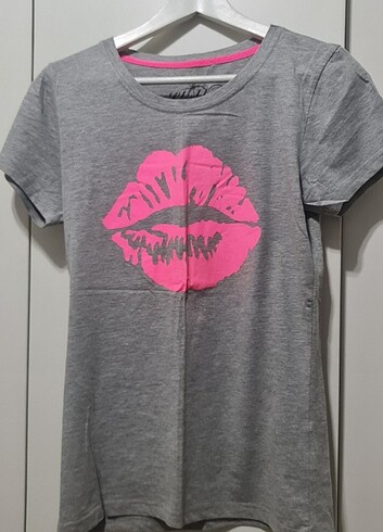 C&A neon pembe dudak baskılı gri tshirt