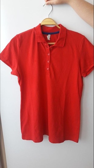 Kırmızı,yakalı t-shirt