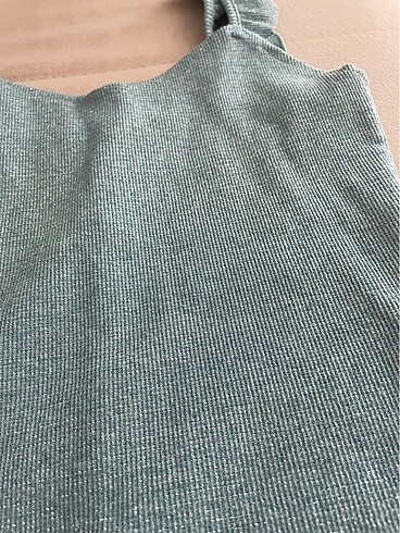 Pull and Bear Parlak ve esnek kumaşlı elbise
