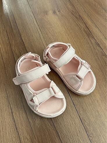 24 Beden H&M kız çocuk sandalet