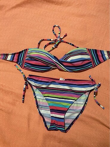 Alt üst renkli bikini takımı