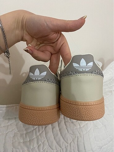37 Beden ten rengi Renk Adidas spezial
