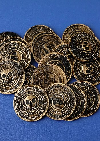 18 adet plastik 3,5 cm boyutunda korsanparası