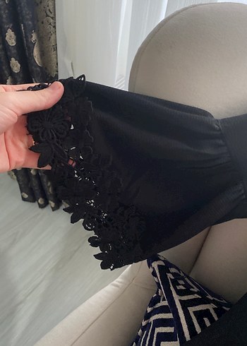 38 Beden Dantel Detaylı Siyah V Yaka Uzun Kollu Bluz