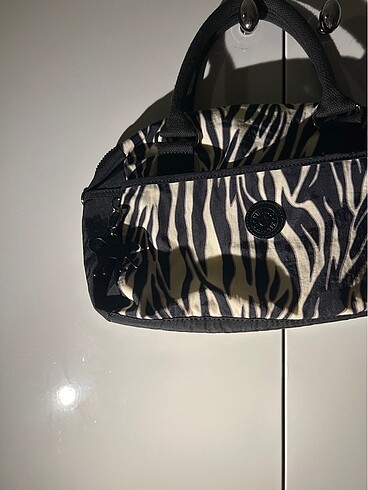 Beden Kipling Zebra Dedenli Kol Çanta
