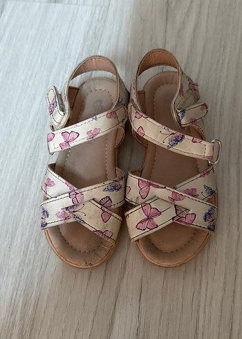 Kız Çocuk Bej Desenli Tokalı Sandalet