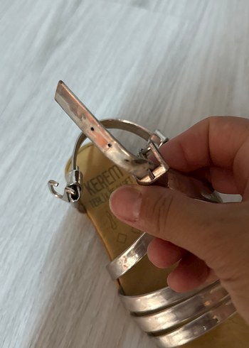 Diğer Kız Çocuk Parlak Gold Tokalı Sandalet
