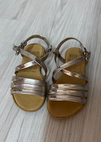 Kız Çocuk Parlak Gold Tokalı Sandalet