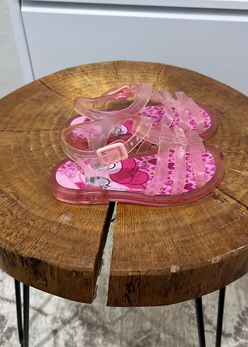 Kızlar için Pembe Şeffaf Tokalı Sandalet - Görsel 3