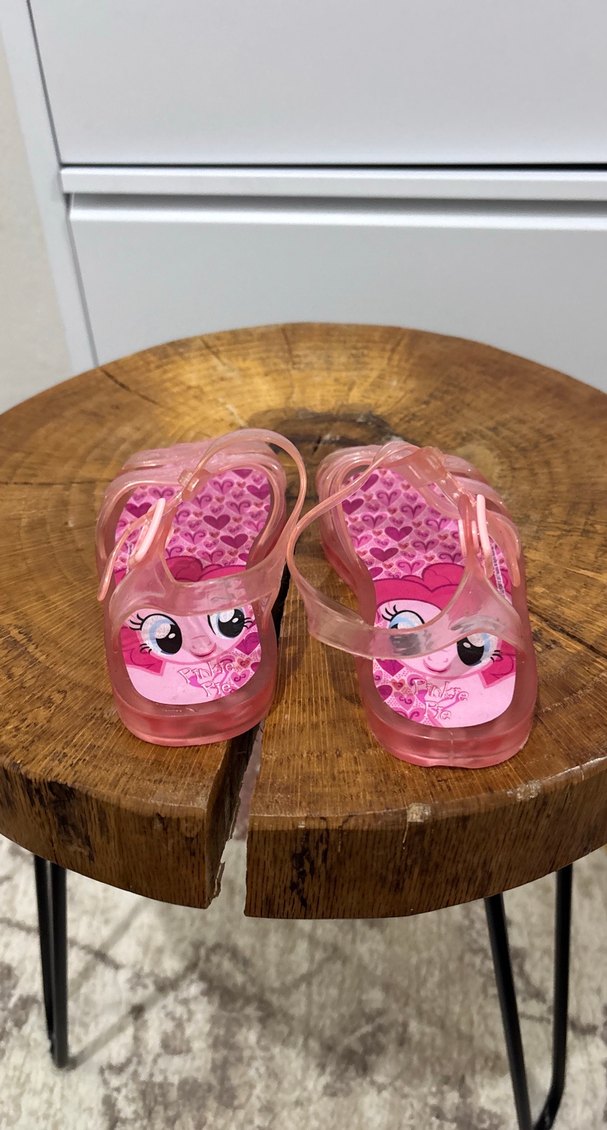 Kızlar için Pembe Şeffaf Tokalı Sandalet - Görsel 4