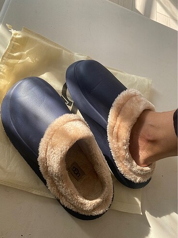 UGG TERLİK İÇİ YÜNLÜ İÇ DIŞ KULLANIMA UYGUN