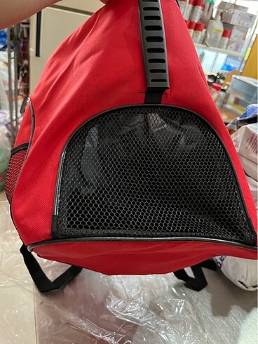 Kırmızı kedi taşıma çantası