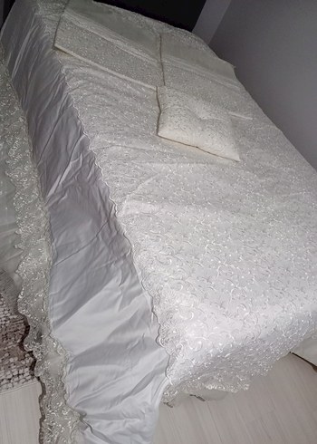 İşlemeli Parlak Beyaz Yatak Örtüsü - Görsel 2