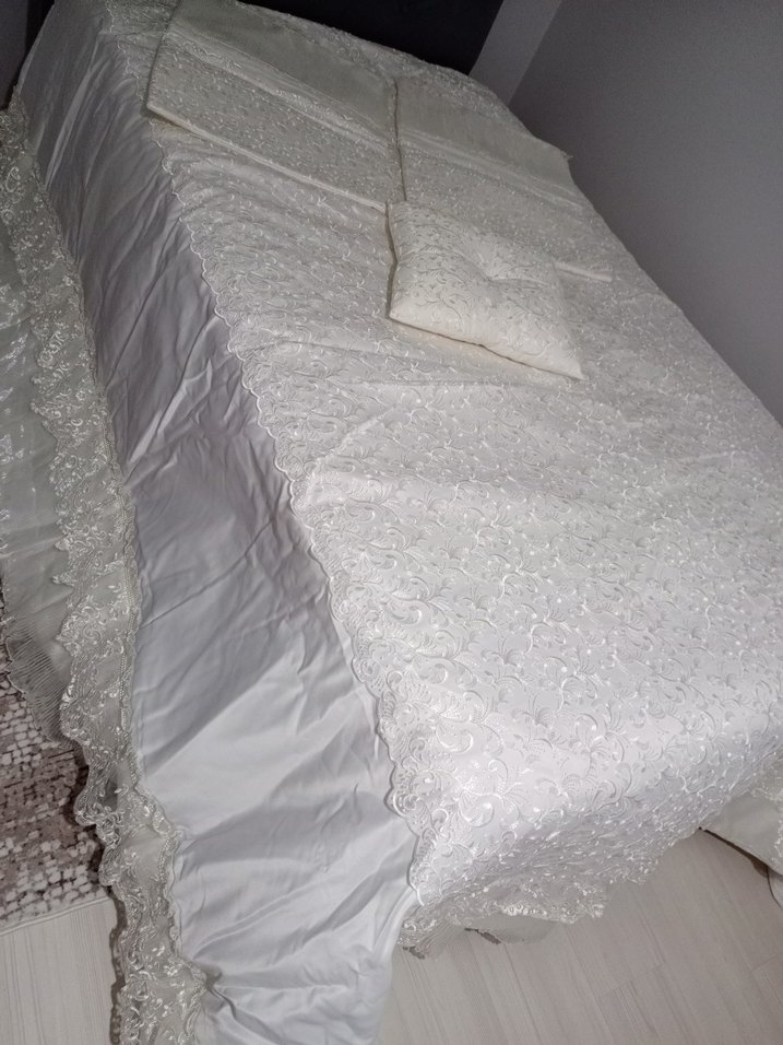 İşlemeli Parlak Beyaz Yatak Örtüsü - Görsel 2