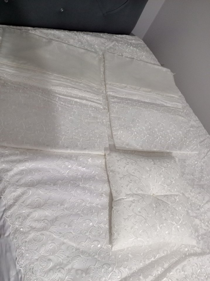 İşlemeli Parlak Beyaz Yatak Örtüsü - Görsel 3