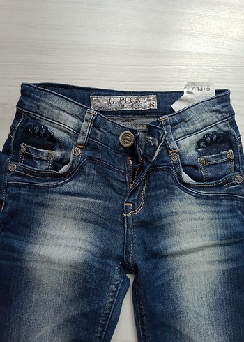 8 yaş Benetton kazak ve kot pantolon - Görsel 4