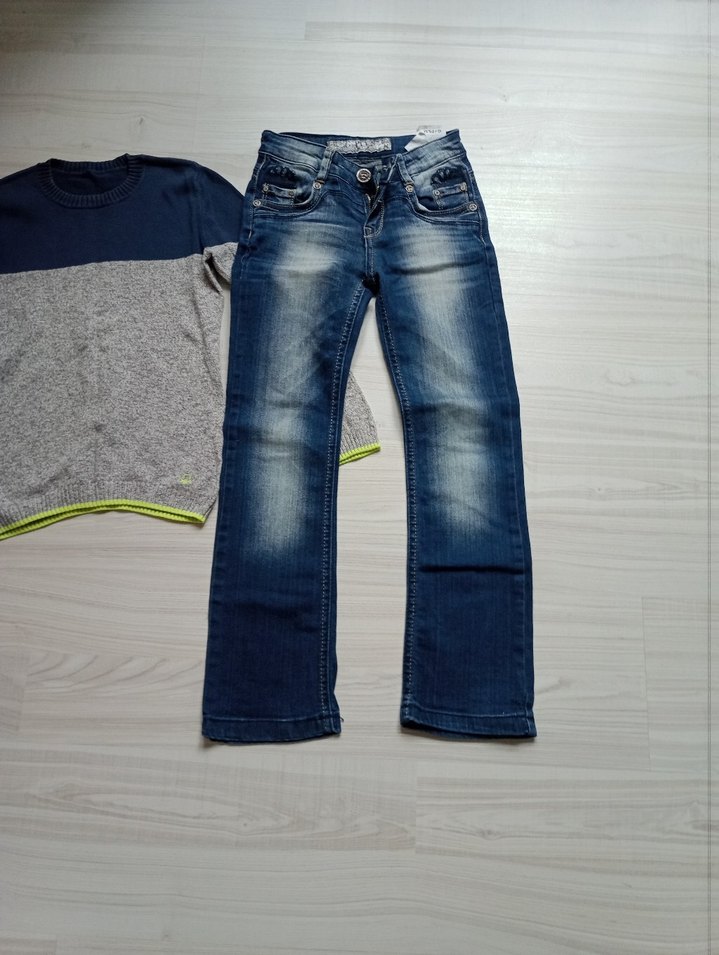 8 yaş Benetton kazak ve kot pantolon - Görsel 2