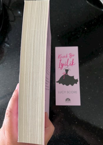 Küçük Bir İyilik - Lucy Score - Görsel 3