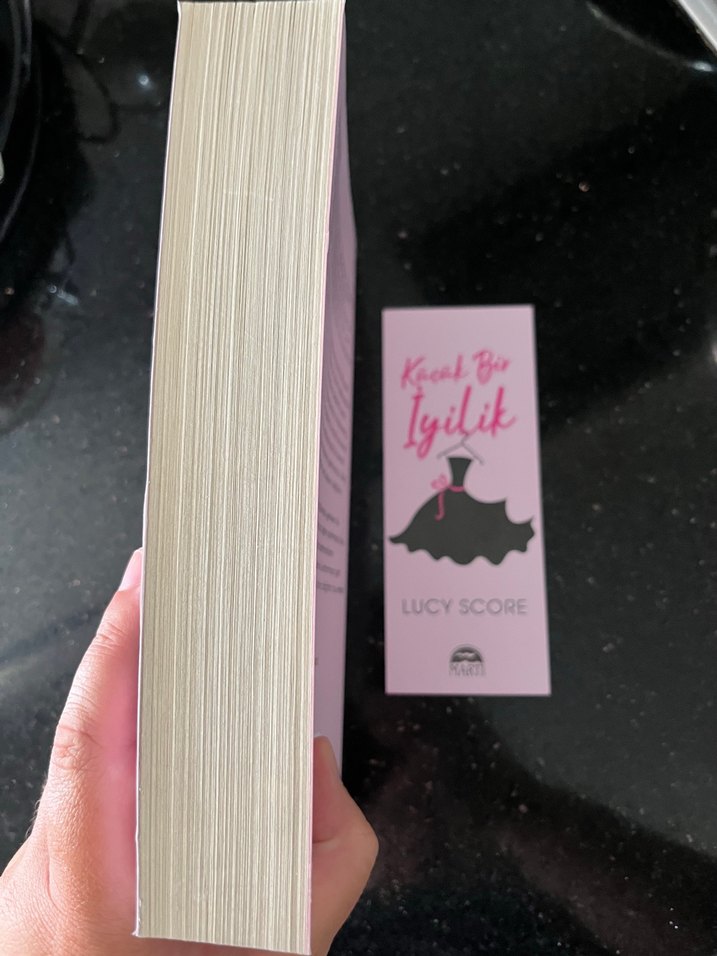 Küçük Bir İyilik - Lucy Score - Görsel 3